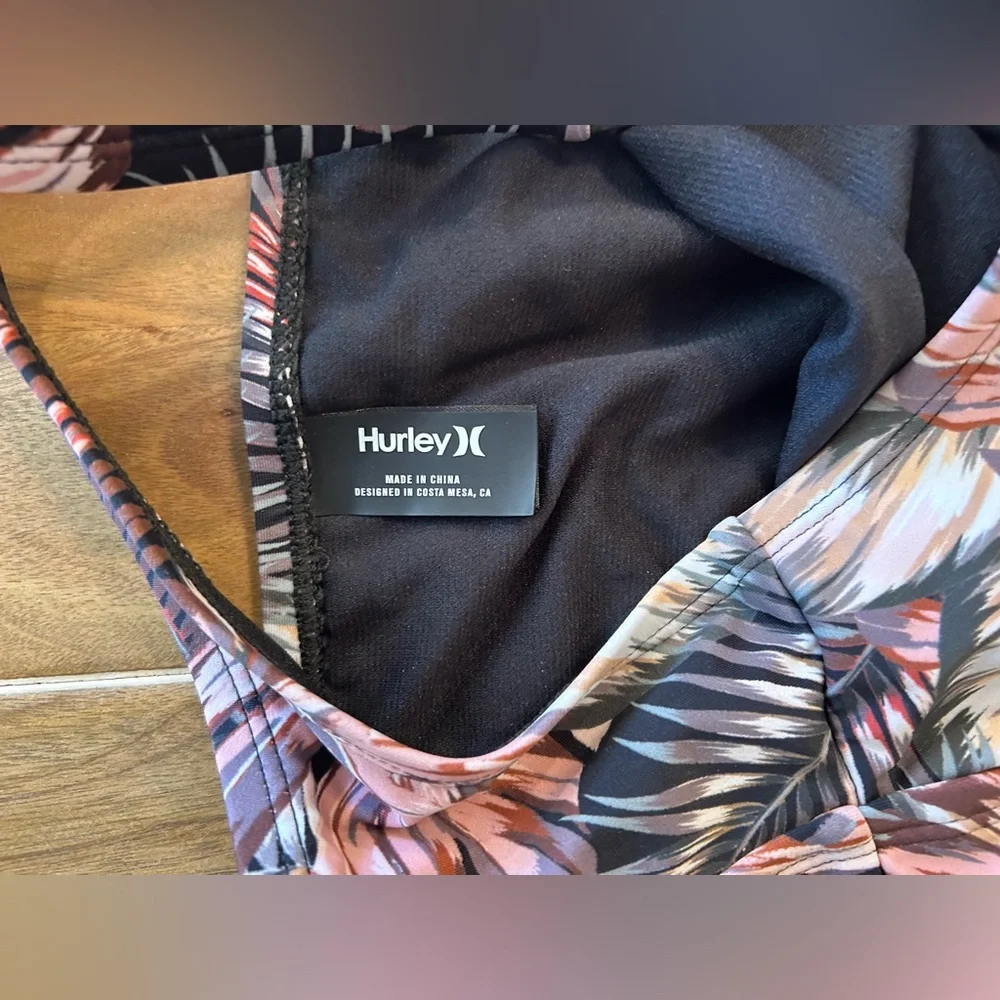 Hurley Tropical Print Women's Swimsuit.‎ Large. - Picture 4 of 5